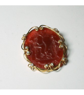 Spilla oro corniola scena mitologica
